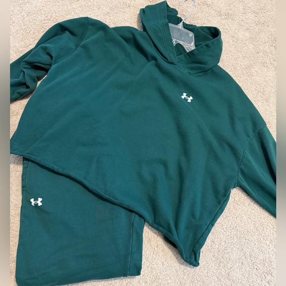 Under Armour Tops - Under Armour Green cropped Sweatshirt and sweatpants